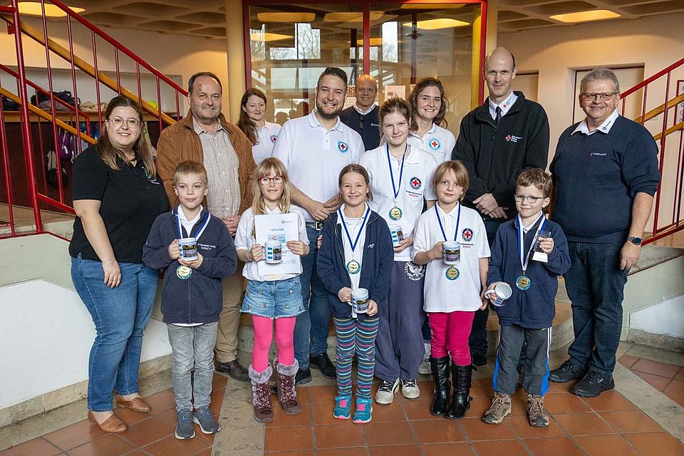 Die Sieger der Stufe 2 von der Wasserwacht Pfarrkirchen: Elias Haslbeck, Konstantin Lindinger, Laura Maischberger, Emma Veigl, Maria Rodriguez Kreil (Trainerinnen: Sabine Fuchshuber, Selina Hirler)